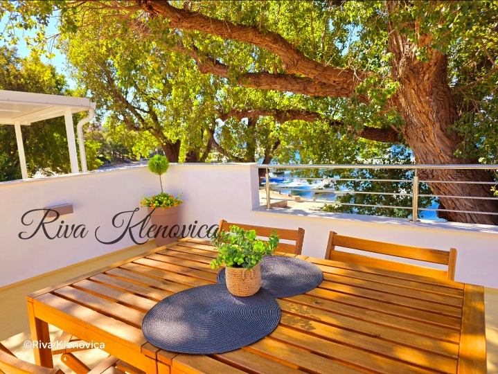 Terrasse der Ferienwohnung im ersten Stock von Apartments Riva in Klenovica