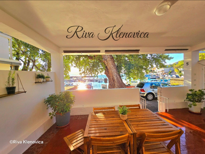 Terrasse der Ferienwohnung im Erdgeschoss von Apartments Riva in Klenovica